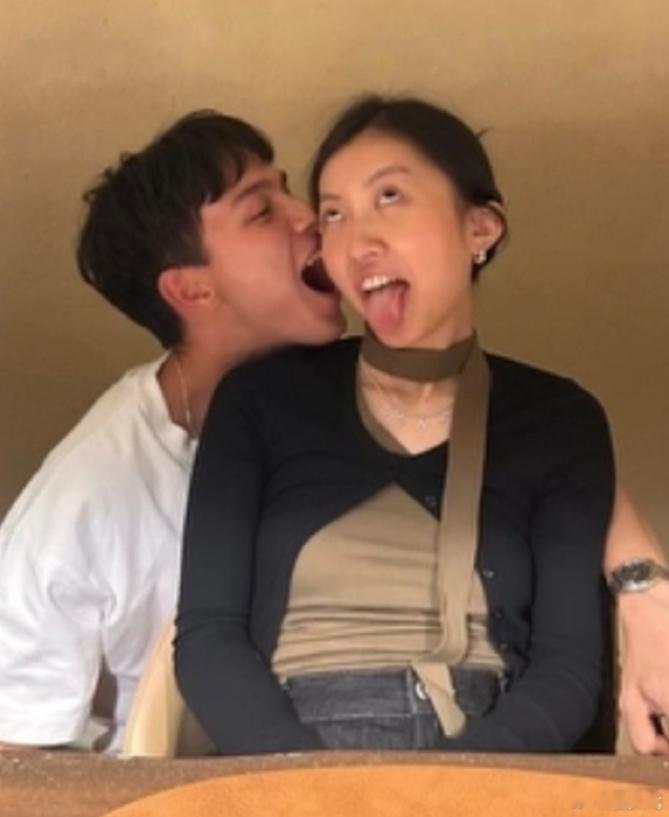 陈奕迅女儿和男友秀恩爱陈奕迅女儿与男友秀恩爱，小情侣搞怪拍照好甜蜜。​​​
