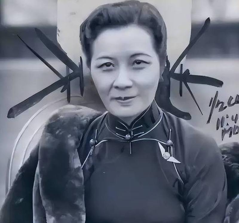 宋美龄怀过两次孕，两次都没保住。1928年8月，距蒋宋婚礼还不到一年，宋美龄