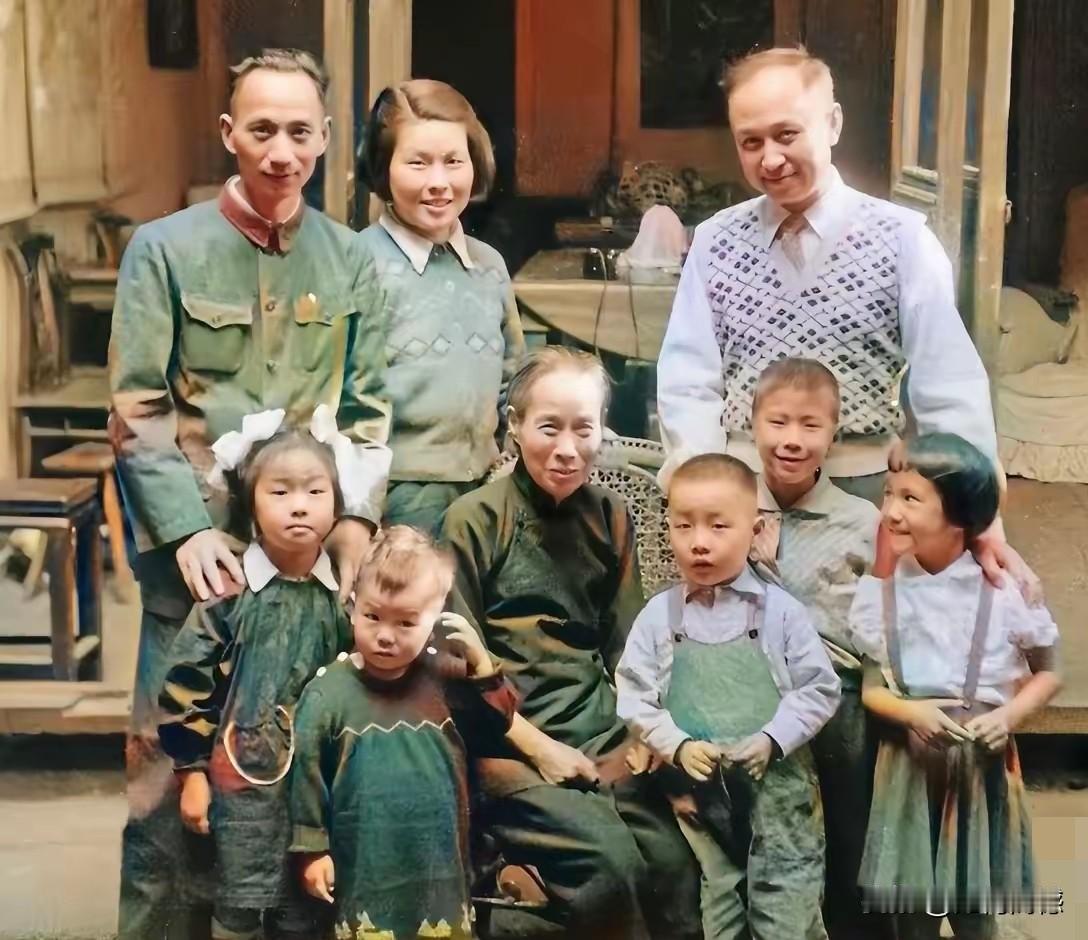 钱学森回到老家的画面，今天看来依然还是那样温暖，照片中的每一个人，无论是老人还是