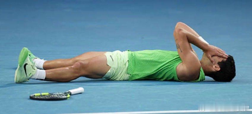 能首夺澳网吗？阿尔卡拉斯顶住抽筋影响，决胜盘3-5后连下4局，6-4/7-6/6