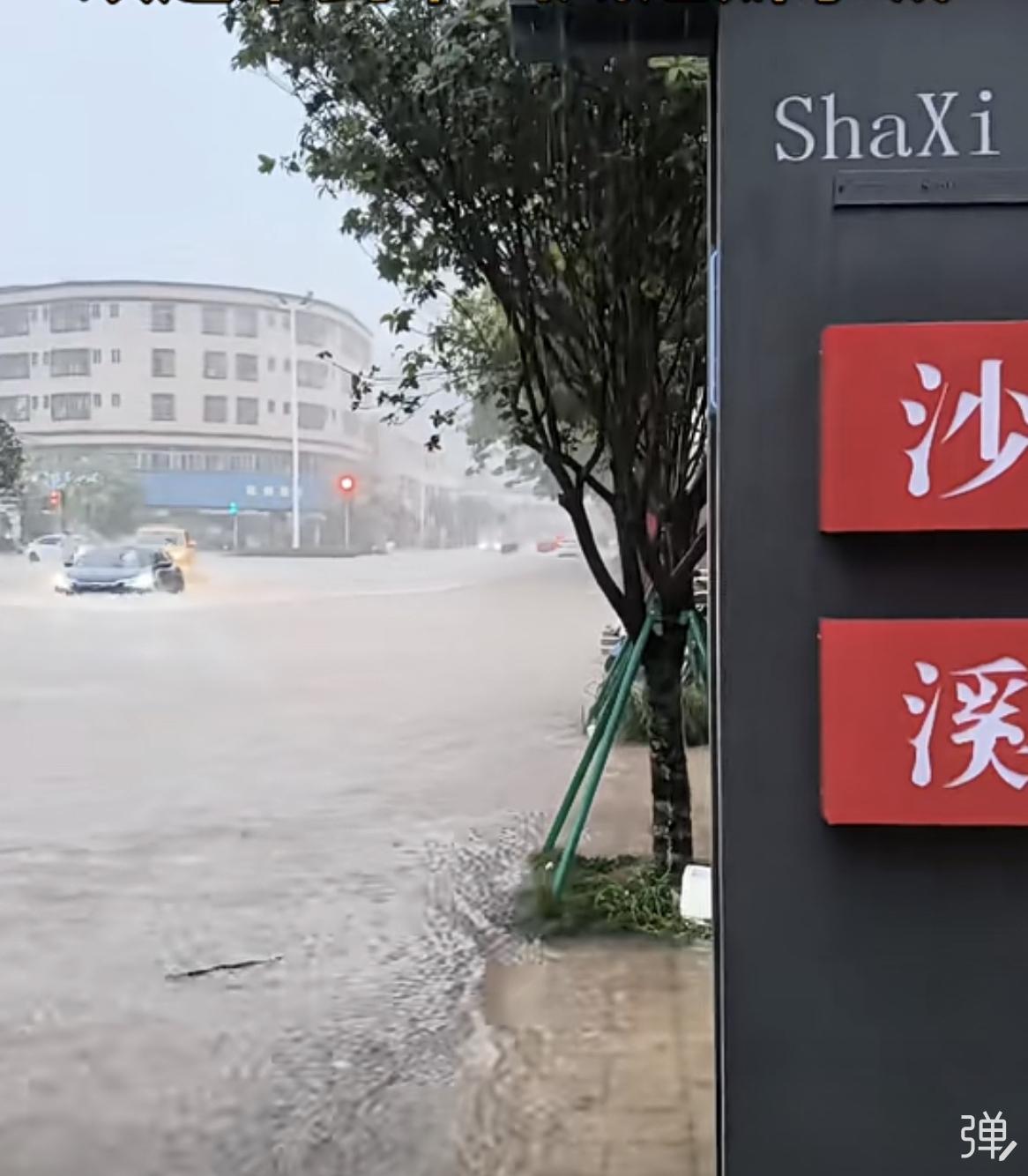 广东中山，这几天的大暴雨，除了主城区，镇区几乎都“水浸街”！自从搞了个雨污分