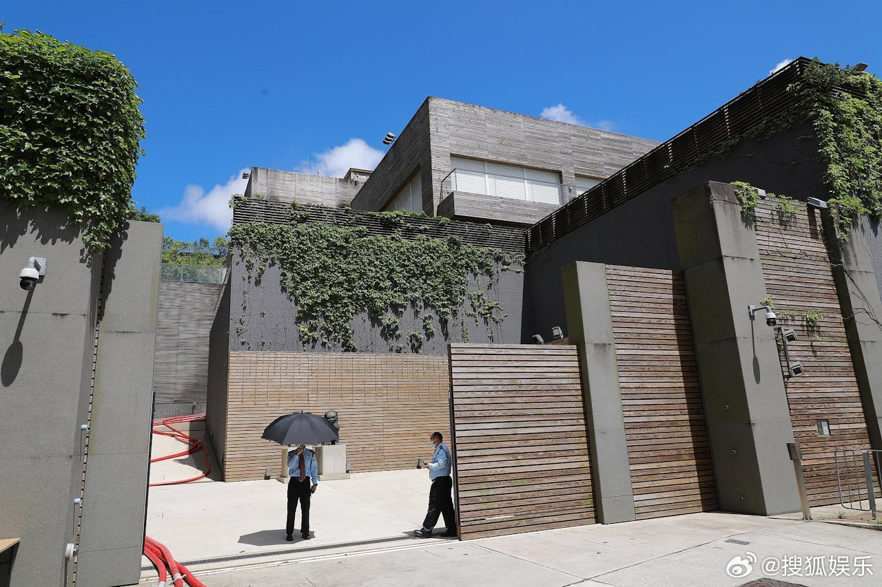 据港媒，林青霞向媒体自曝其价值11亿的豪宅遭大量蟑螂入侵，导致虫患。 ...