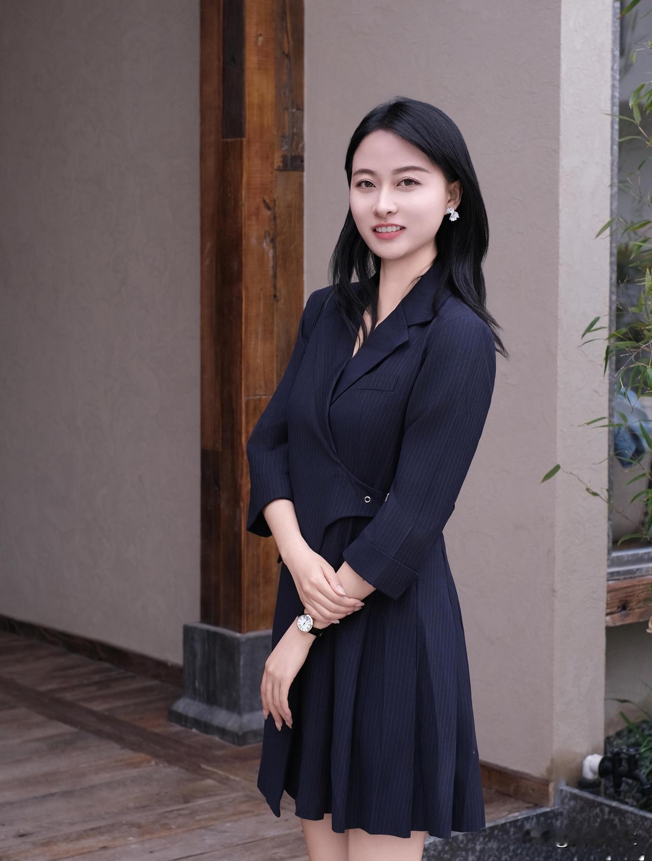 一树春风千万枝，嫩于金色软于丝