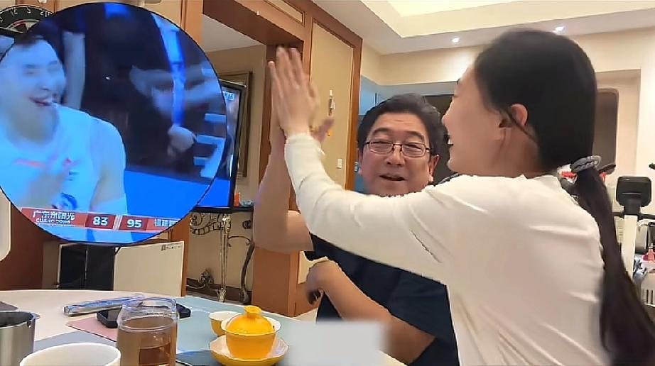 水均益和女儿水亦诗一起看女婿的篮球比赛，其女婿邹阳是CBA职业篮球运动员，最近在