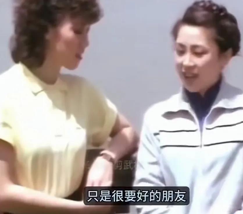 这是当年李连杰的前妻黄秋燕和李连杰谈恋爱时接受记者采访时一脸的羞涩，黄秋燕对李连