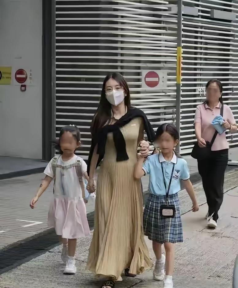 天王嫂方媛挺着孕肚亲自送女儿上学。被网友怼脸拍，她都一点不生气，真的是很温柔、很