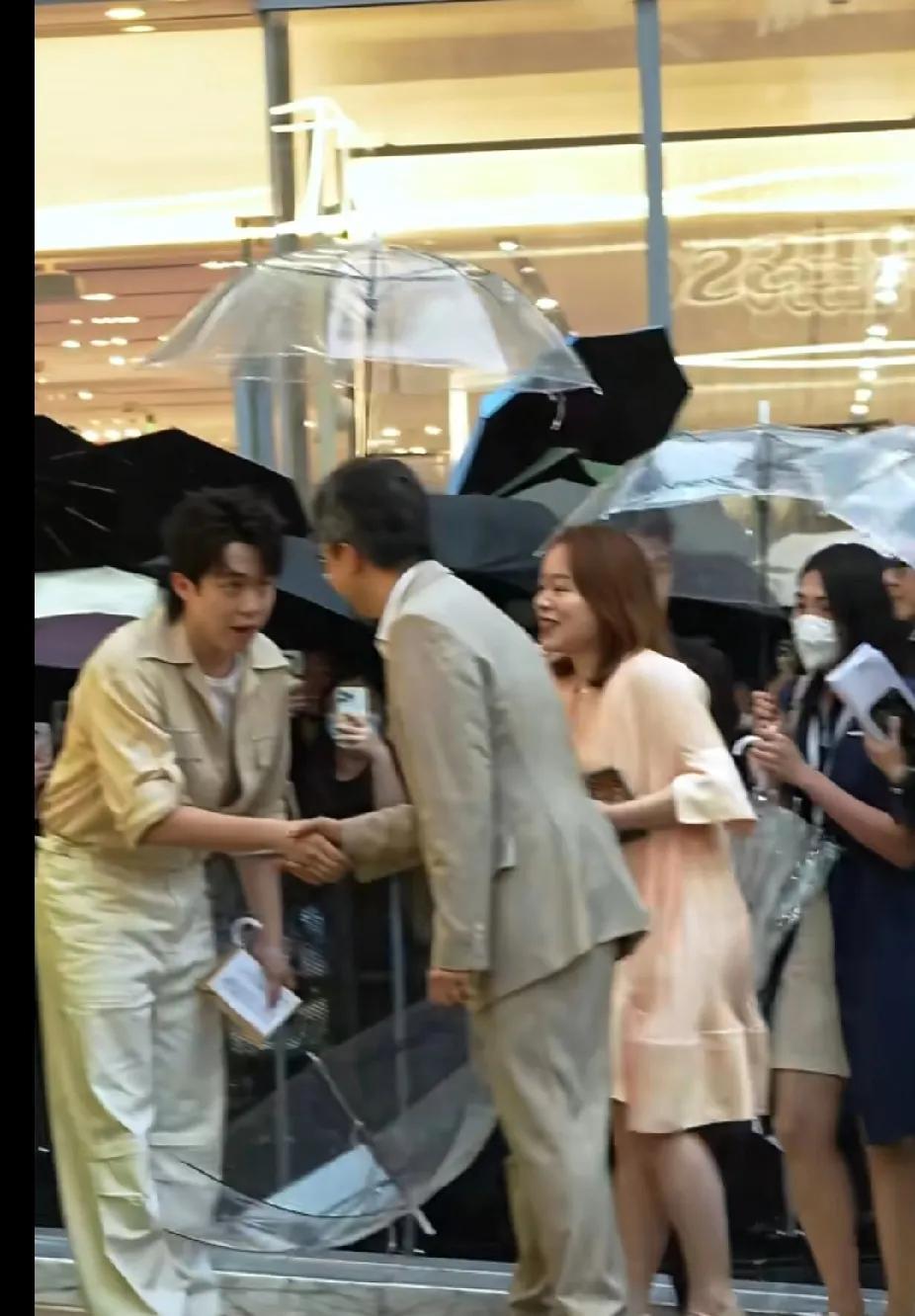 王楚钦，细节处尽显素养在深圳的活动现场，细雨纷纷也挡不住大家的热情。王楚钦现身