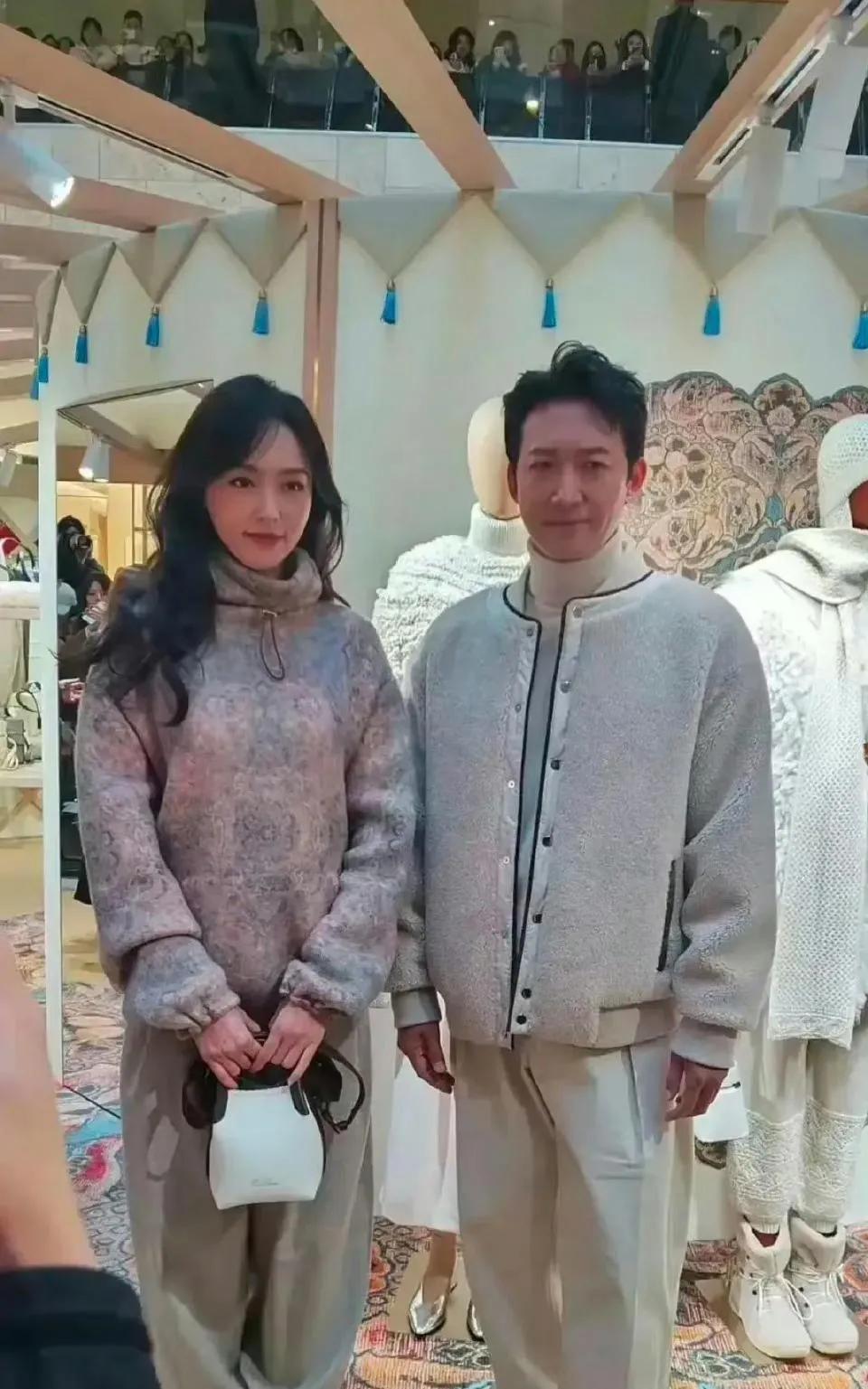 唐嫣的这身搭配有些不伦不类，运动束腿裤竟然搭了一脚蹬，而且还是穿的棉袜，你看是这