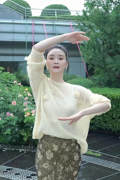 51岁王艳穿搭封神！高马尾利落显精神，精致小脸状态绝佳；清新配色花朵针织衫搭同色