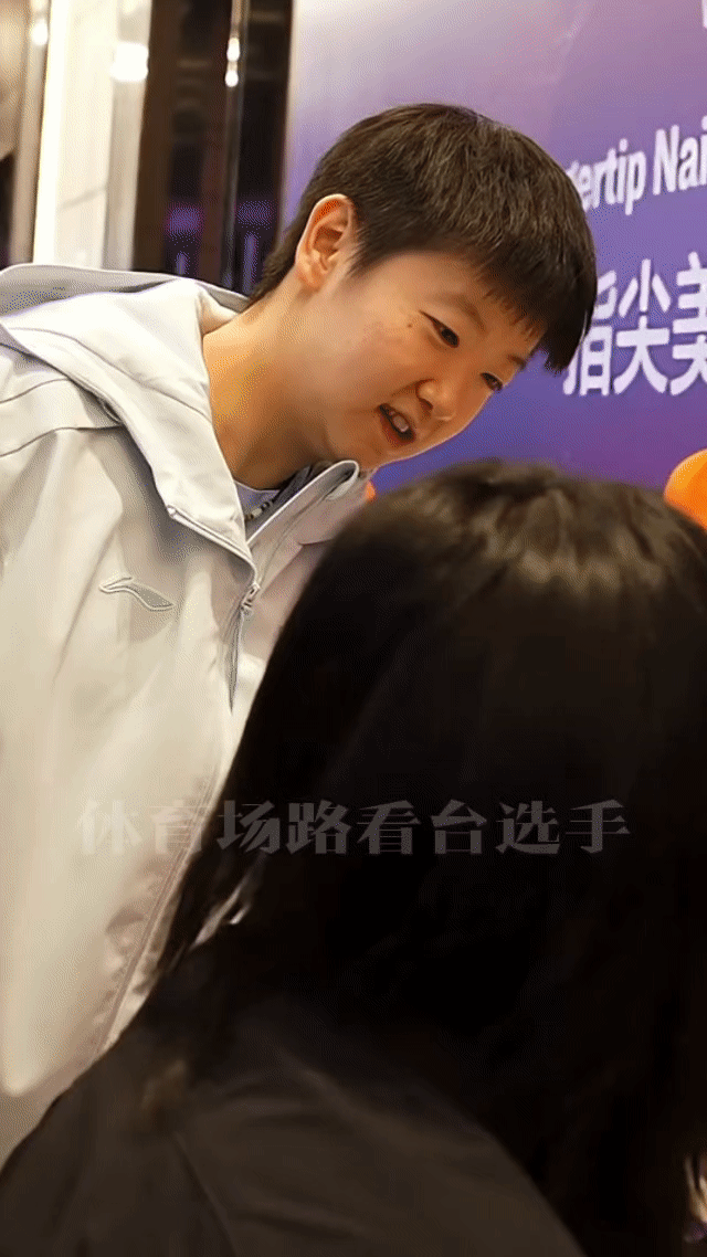 孙颖莎看陈熠美甲莎莎to陈熠：来让我看看做了啥美甲