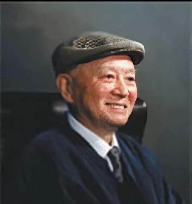上海解放之初，在上海潜伏12年的地下市委书记张承宗，第一时间把全套30册城市接管