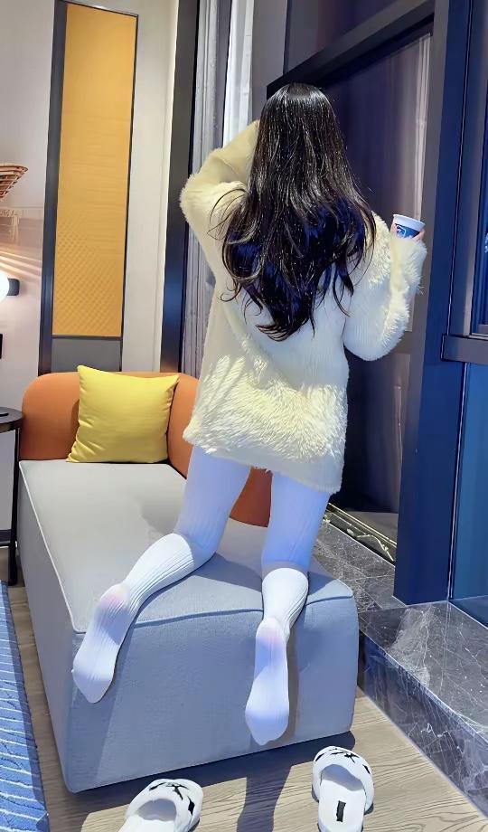 猜一猜，我手里拿的是咖啡还是奶茶[呲牙笑]