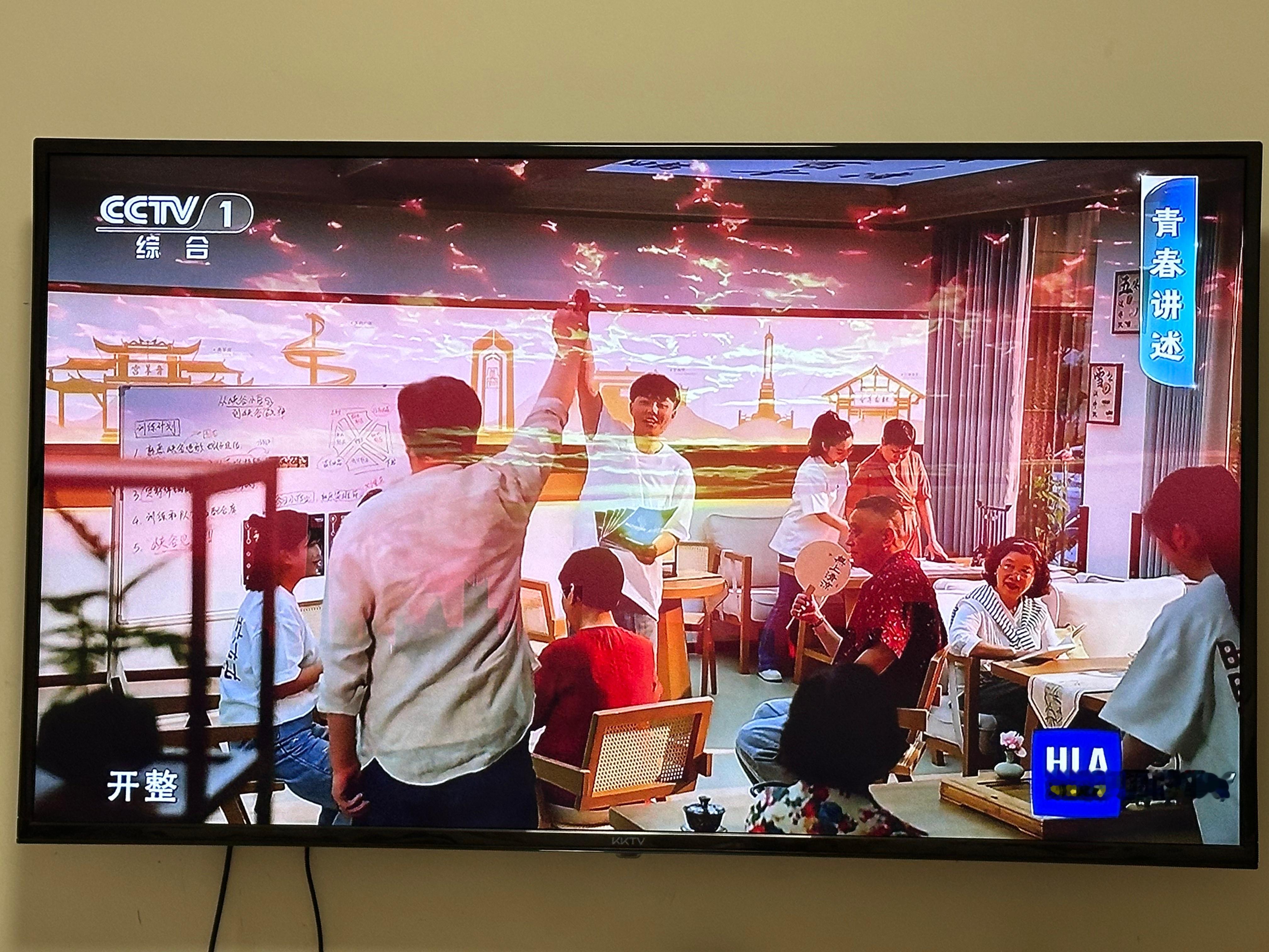 云顶之弈上央视当年轻人在冲分，他却在帮爷爷奶奶理解游戏。用游戏连接两代人，把经典