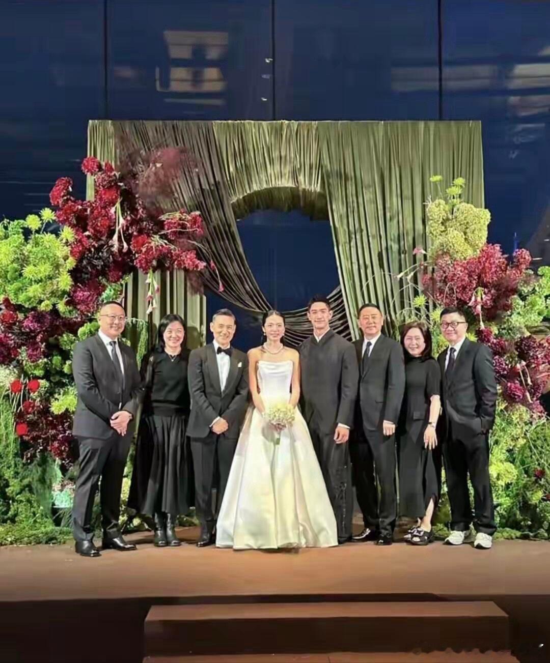 吴婉芳两次娶儿媳，分别戴红宝石和绿石宝不得不感慨，吴婉芳的珠宝真的比儿媳们的奢华