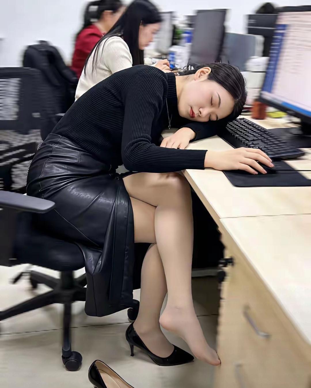这次终于抓住单位同事姐姐的把柄了，上班时间竟然偷偷睡觉，还明目张胆脱鞋赤脚，我拍