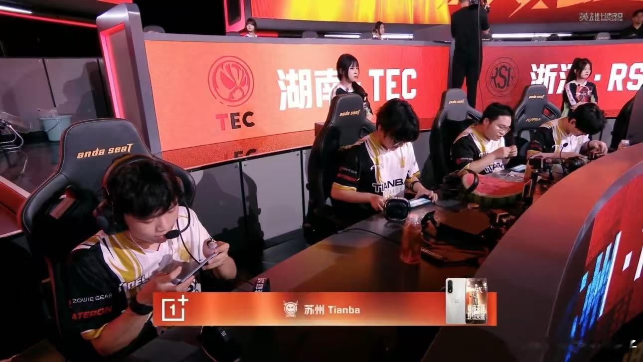 接天霸吃鸡运天霸吃鸡运气不错啊哈哈，10次淘汰拿下胜利咯！和平精英职业联赛[超