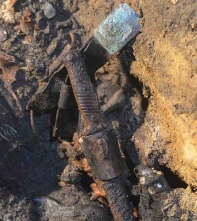 1982年，四川挖出一具遗骸，脚带七公斤大铁链，脚踝钉着四颗大铆钉，经考证，此人