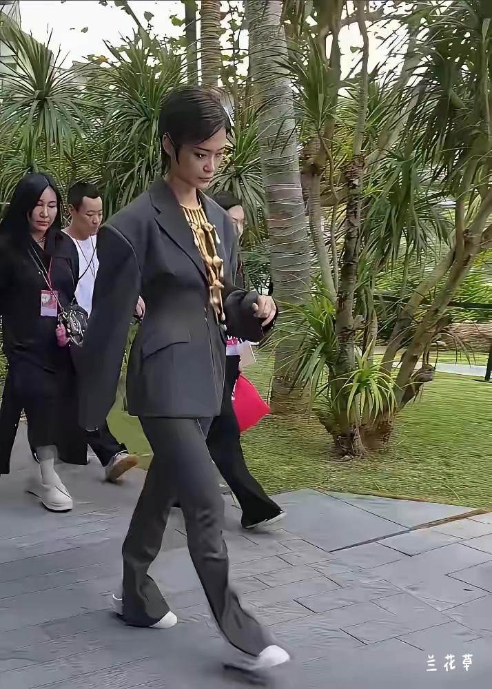 不知道她是怎么红的？论长相，她没有；论作品，一直不知道她有什么代表作。但她就