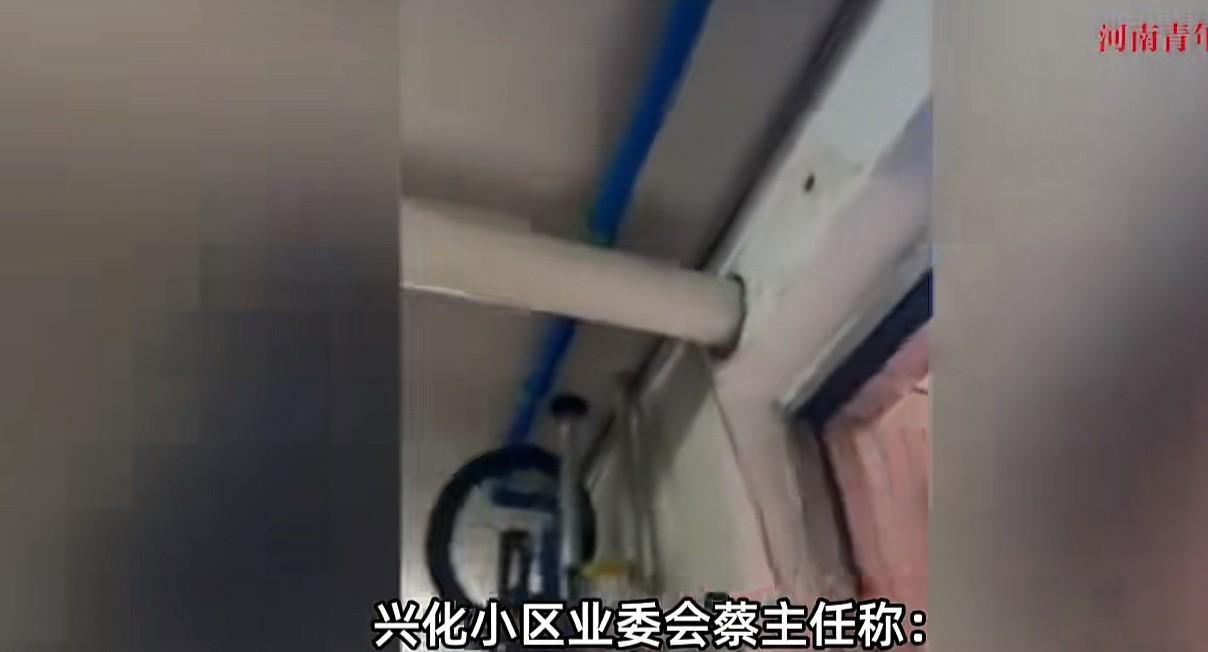 上海，女子家门口横空出现一排粪管，哗啦啦的冲水声日夜响，大粪味儿直往客厅钻！搞