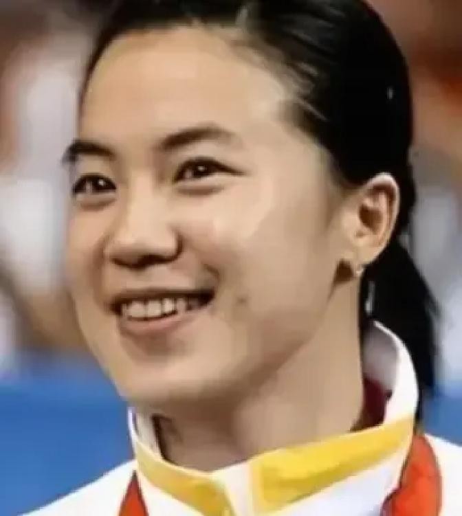 主持人问马龙：“在国乒队里，你最怕的人是谁？是不是刘国梁？”马龙摇摇头：“不是，我最怕王楠。”现场安