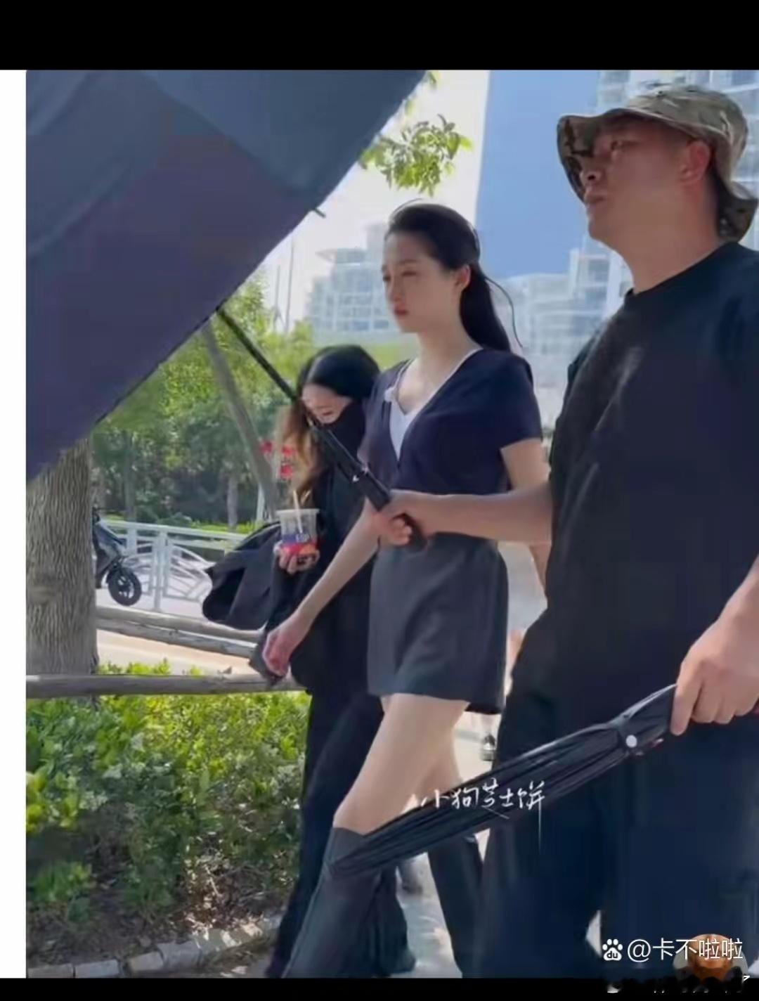 她身材比例真的是太好了！人家穿的过膝盖的靴子，她穿着竟还不到膝盖！