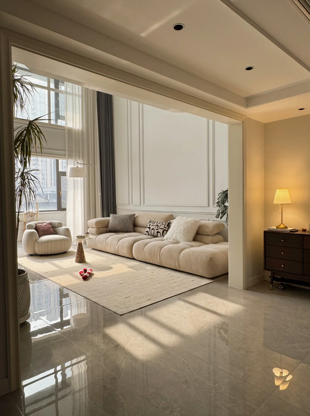 给家换个风格 复式客厅实现“一秒换装”！