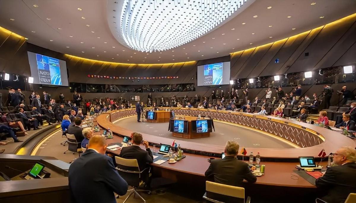 北约30个国家的大使齐聚东京，这种阵仗在历史上还是头一回。很多人可能还没意识到