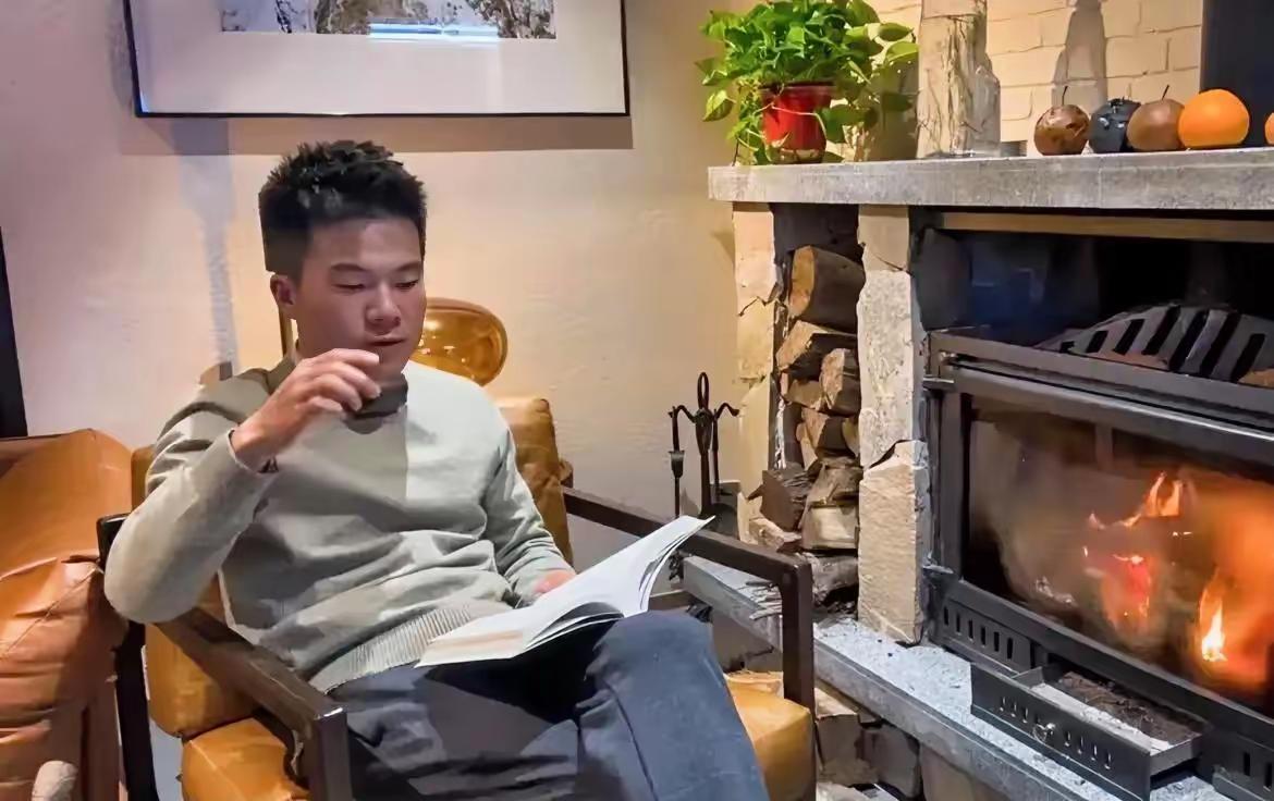 董宇辉说：“这是一个知识变得前所未有地容易获取的时代，越是普通家庭越应该培养自己