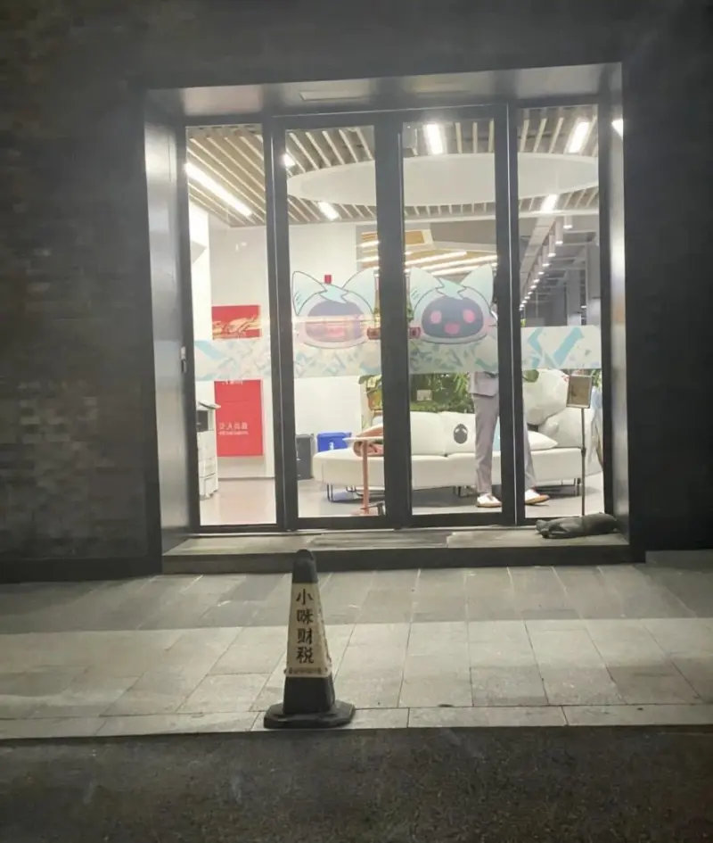 大的要来了！有网友拍到疑似Daeny出现在BLG基地，Daeny独特的西装跟皮鞋