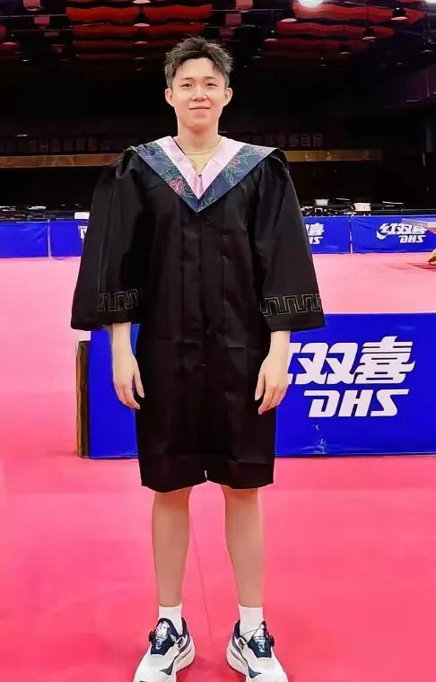 当我们还在为早八挣扎时，有人把24小时活成了48小时——说的就是王楚钦。这