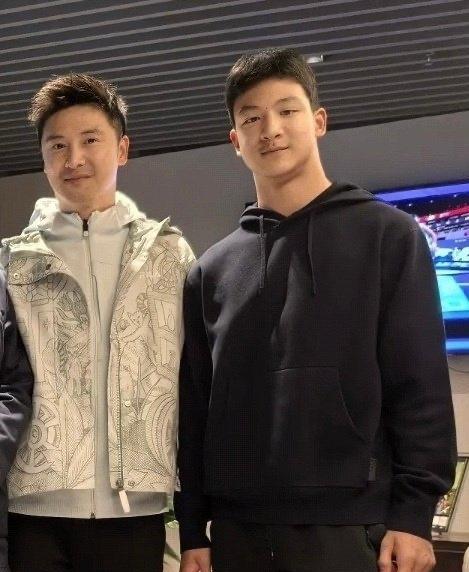 田亮晒12岁儿子近照，硬朗五官惊艳网友，为什么脖子比爸爸还粗？