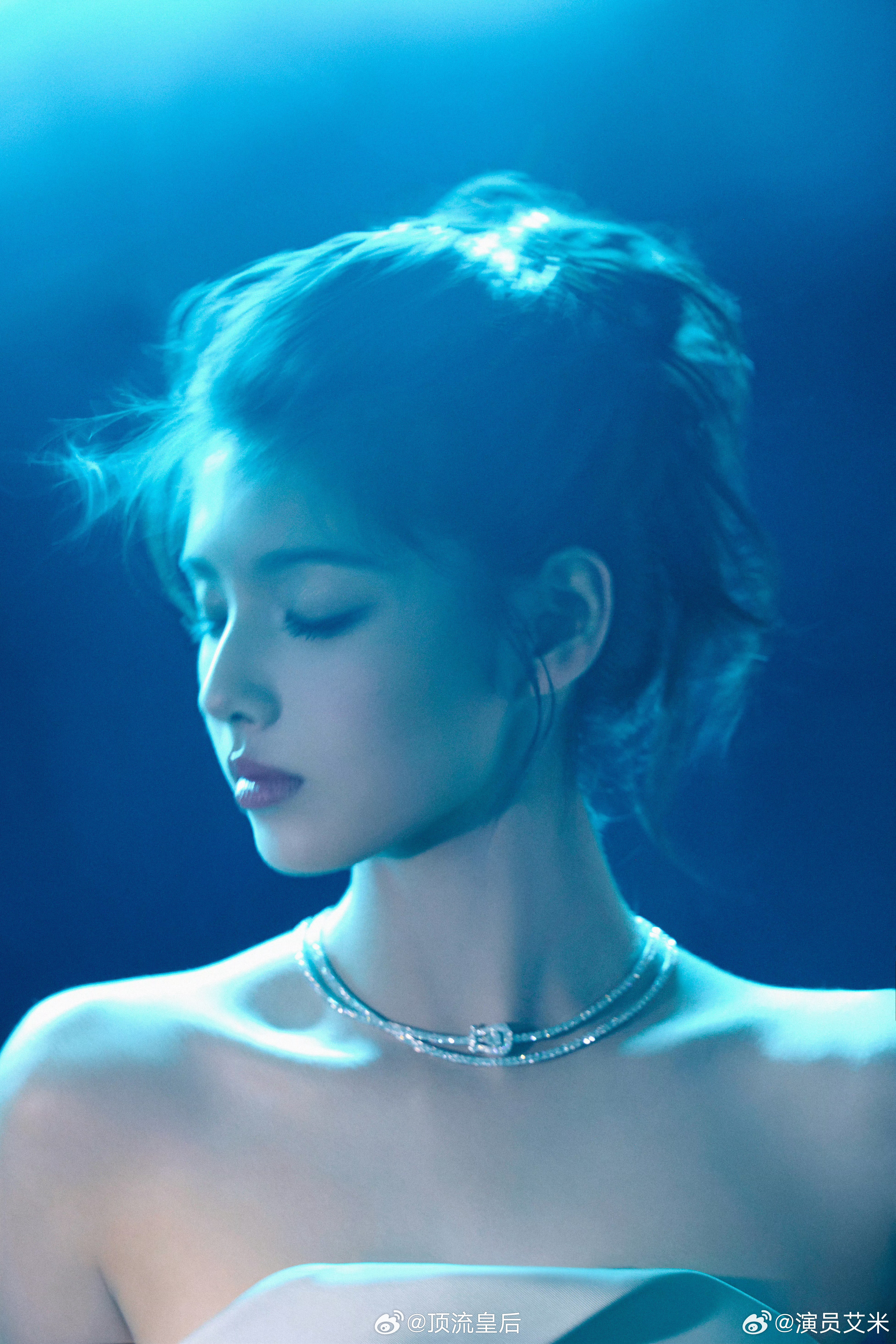 艾米好完美的一颗头，骨相绝美。​​​