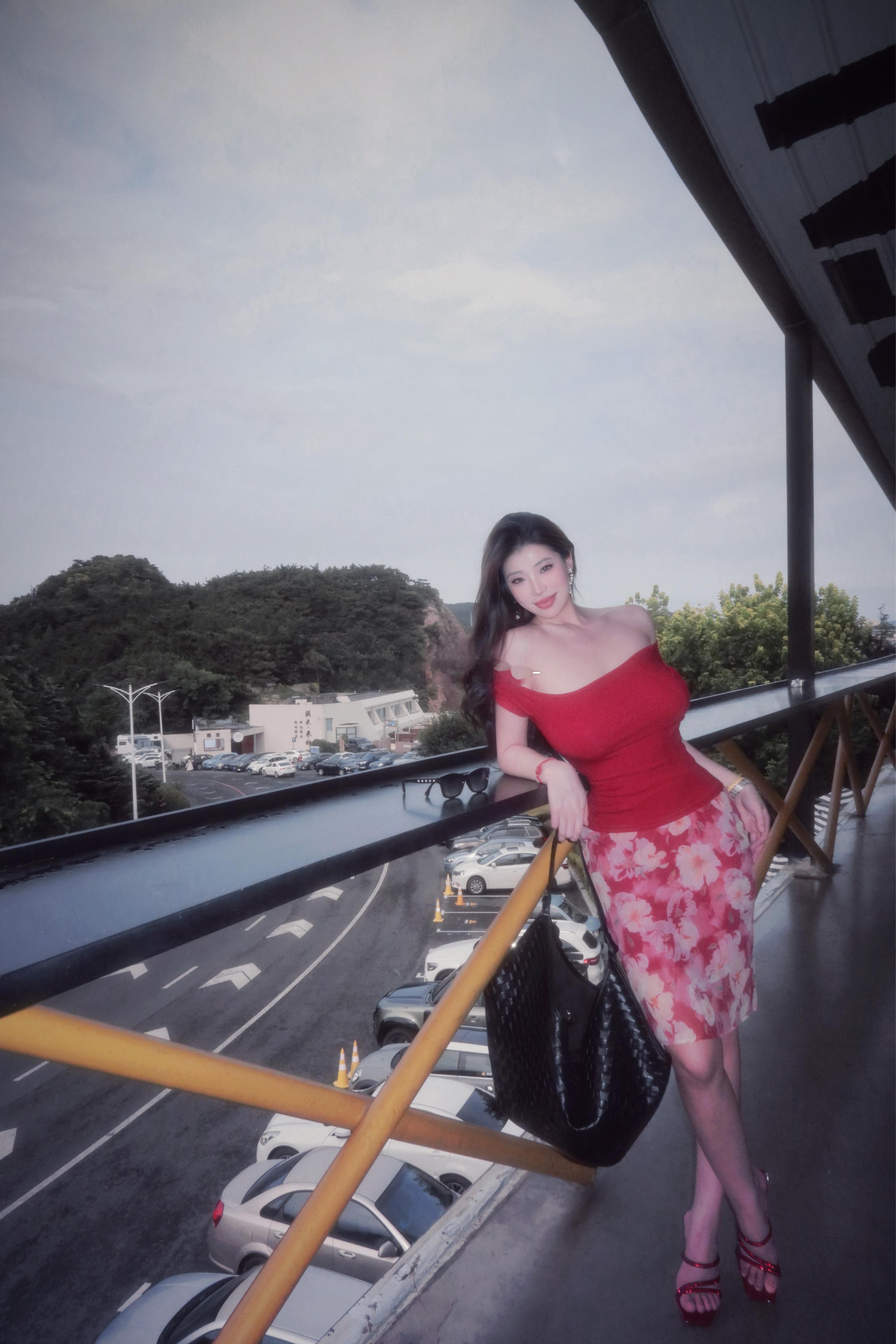 有人说像80年代90年代的女港星是吗？​​​