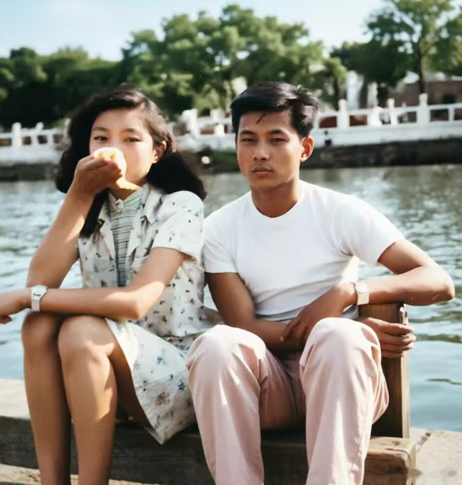 章含之与洪君彦洪君彦出生于杭州，家境优渥。1949年，17岁的他考入燕京大学，在