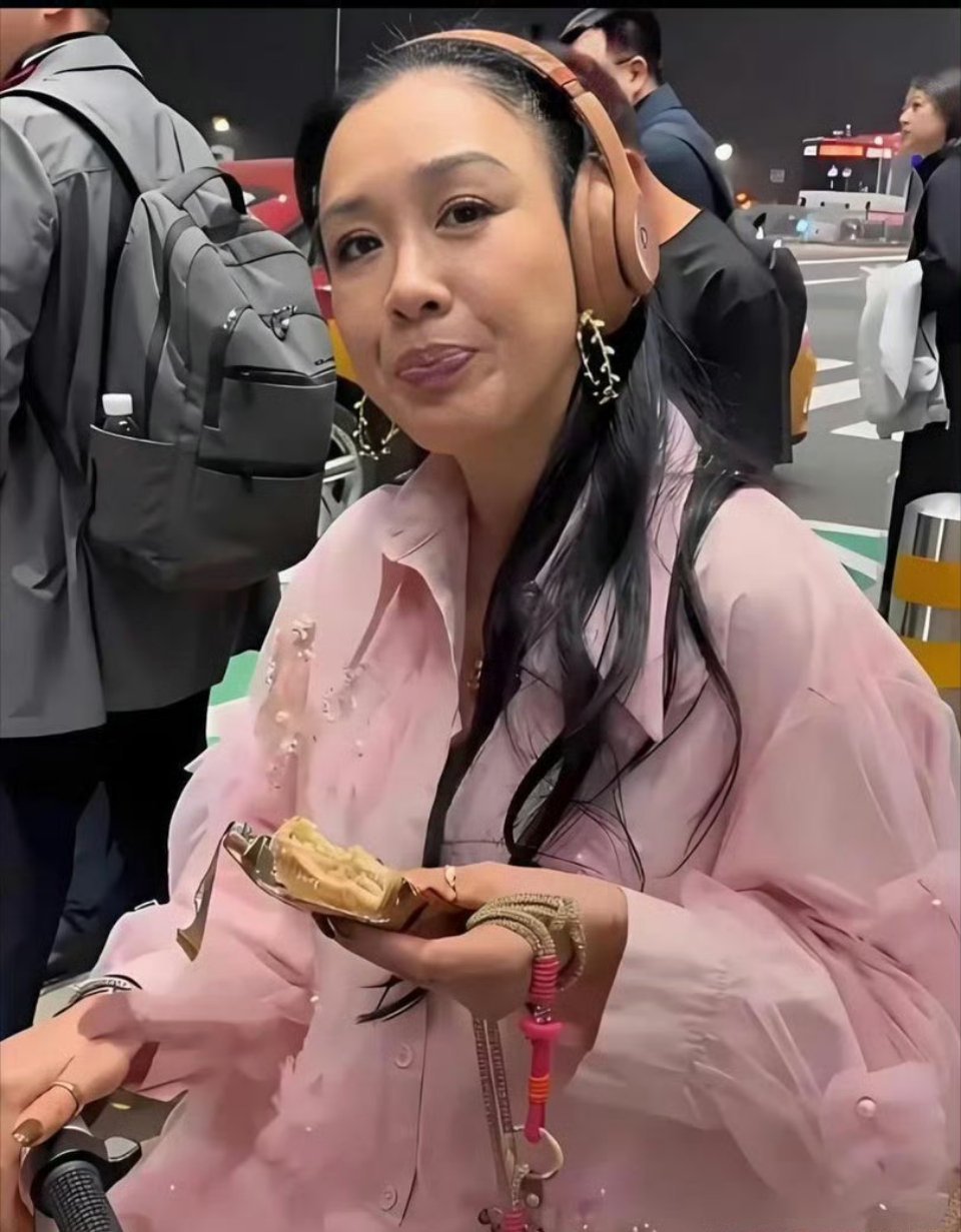 55岁的钟丽缇竟然一身少女打扮，一点也不显老，像个邻居家的大姐姐，这状态羡慕了