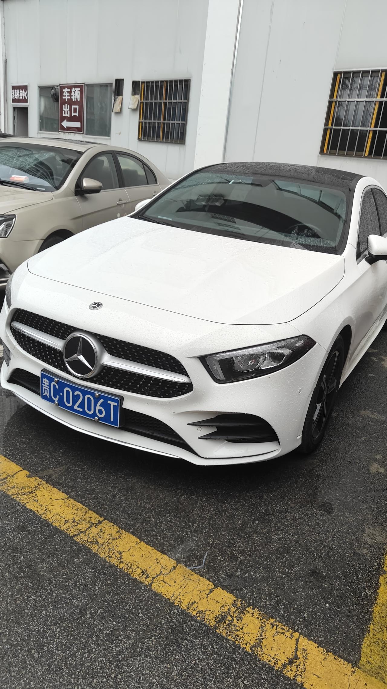 他们说买奔驰C的人爱面子买不起e300硬上奔驰其实我觉得奔驰C也不错了我们