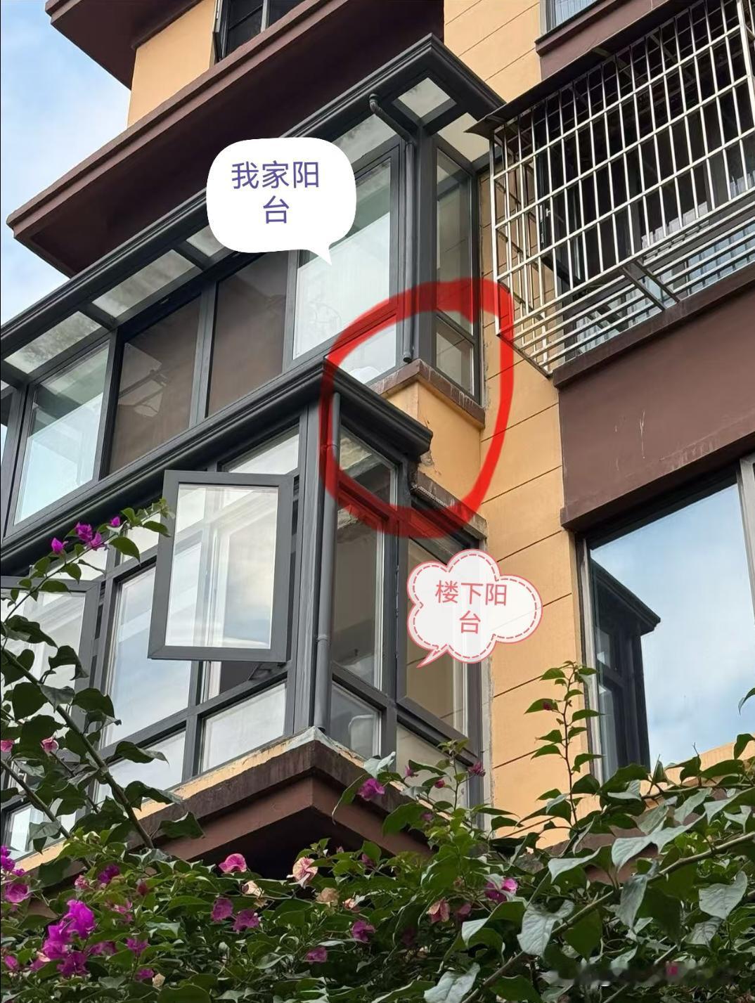 这是欺人太甚，竟有如此恶意的邻居。图1上面是我家阳台，下面是邻居阳台。