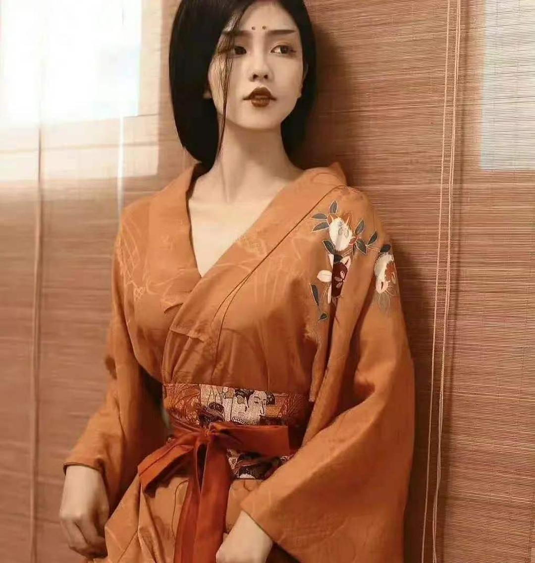 白鹿早期写真，这尺度确实挺大胆的。