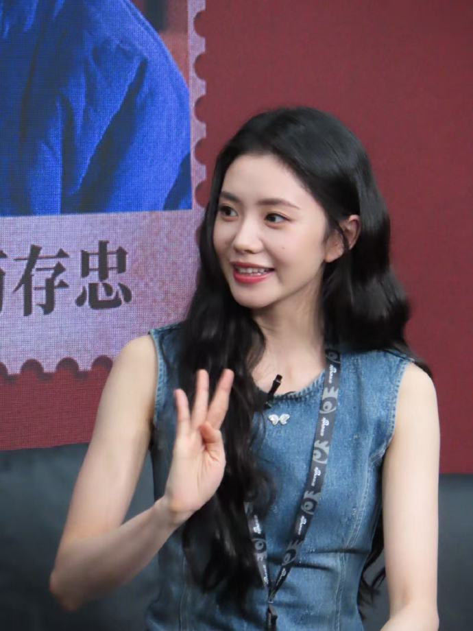 刘浩存扫楼自带老干部保温杯合理怀疑小娥这是把剧组的保湿秘方随身携带了！这个保温