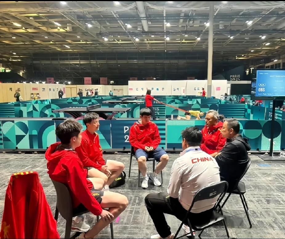 翻到巴黎奥运会这张珍贵的幕后抓拍✨赛前场馆里面，国乒队员和教练围坐成一圈。