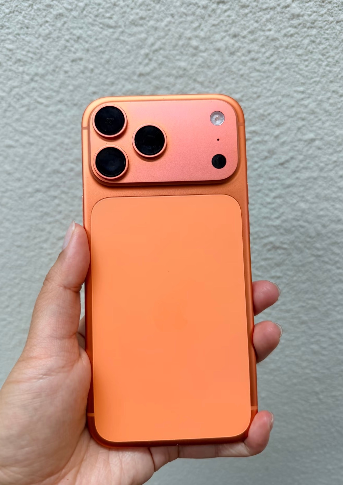 我看了一下，大部分都是橙色版本，都在上面模组凸起的部分会出现颜色变化各位的橙色有