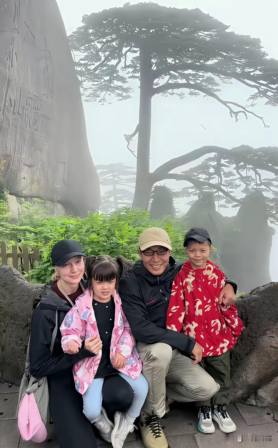 有人说这是某主持人游黄山的照片，仔细端详了好半天，怎么看都不像是某主持人，虽然这