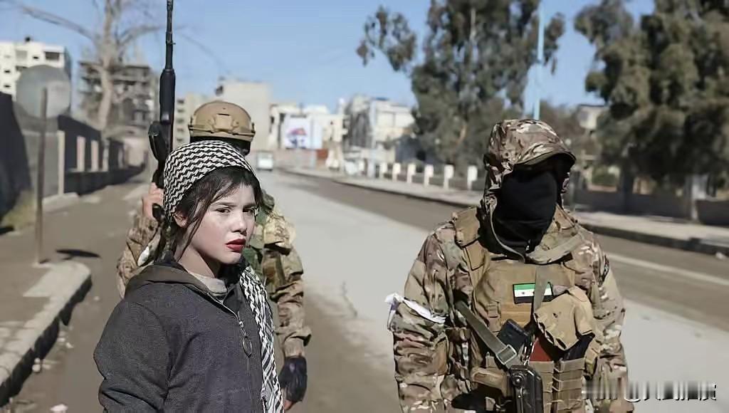 朱拉尼的叙利亚新军队穿插包围，竟然抓住了一名不到15岁的库尔德女性狙击手！太