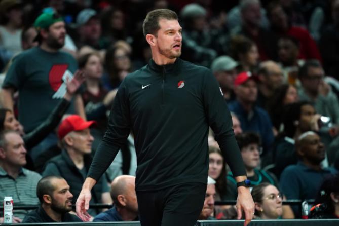 近日有媒体人评价开拓者主教练斯普利特：他的执教没啥特色。他真是个没啥经验的一个年