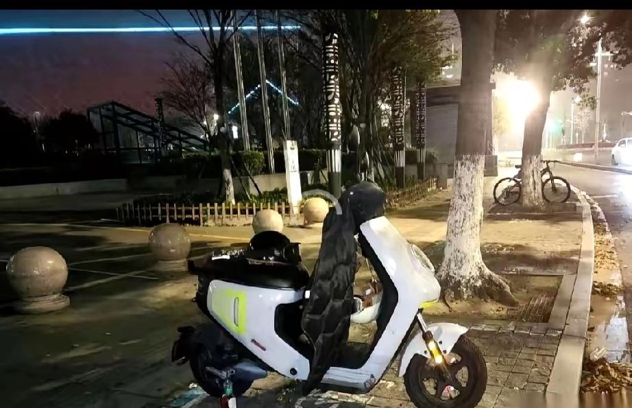 张雪峰手下的人，干了件怪事。大半夜，几个员工下班了还不走，在楼下转悠。他们围着