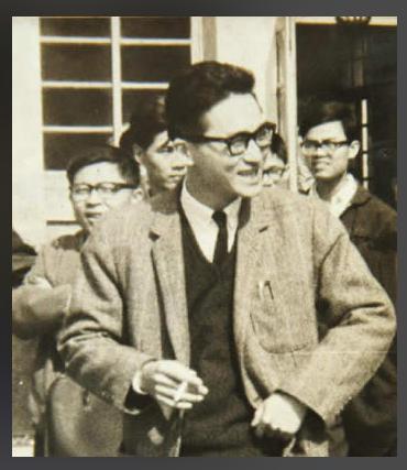 1981年，李敖写文章抨击金庸虚伪。在文章里面，他说道。有一天晚上，金庸