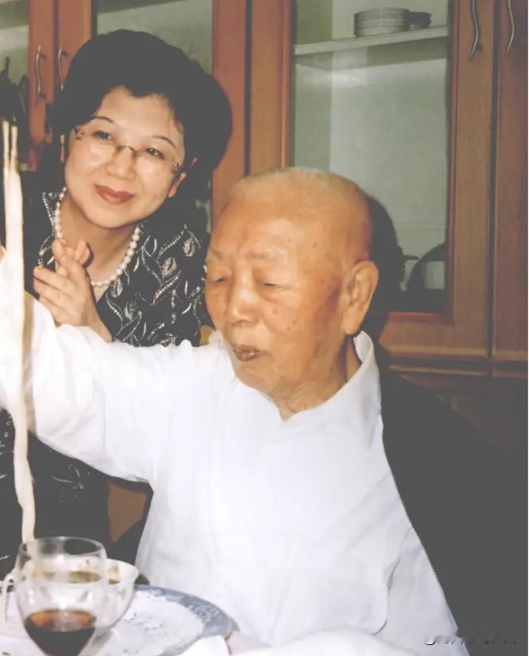 晚年的刘华清上将，在女儿陪伴下吃长寿面的一幕。记录了刘华清上将温馨平和的生活方式