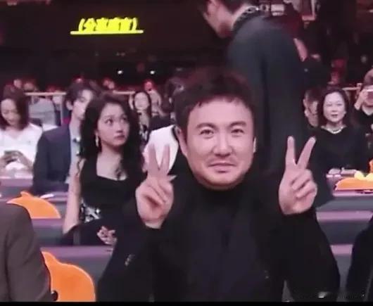 沈腾在微博之夜宣传《飞驰人生3》，口号说到一半，大脑“飞驰”走了，只剩一句“祝每