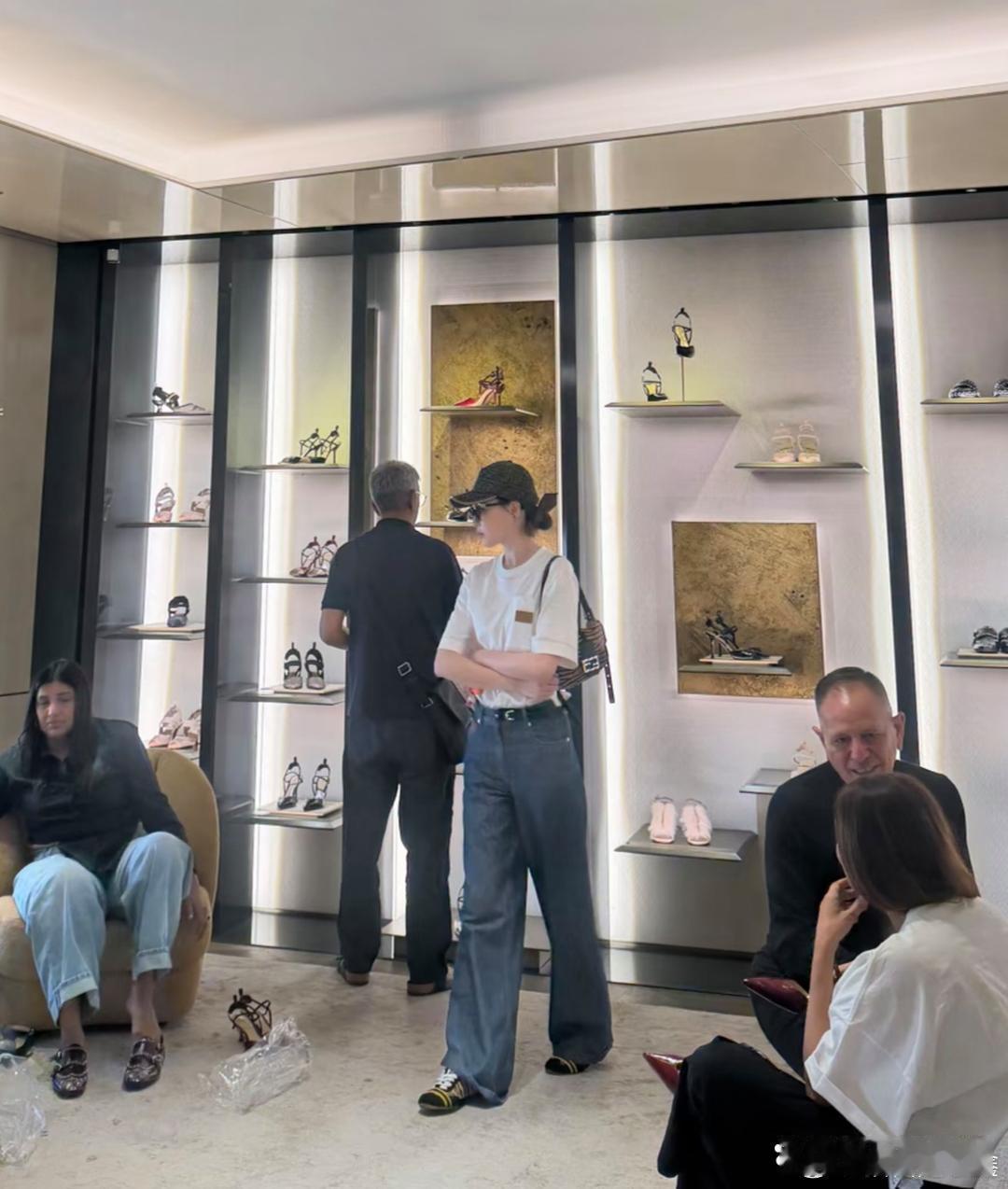 43岁唐嫣在意大利逛奢侈品店被偶遇，她真人身材又高又瘦，目测接近1.75米，气质