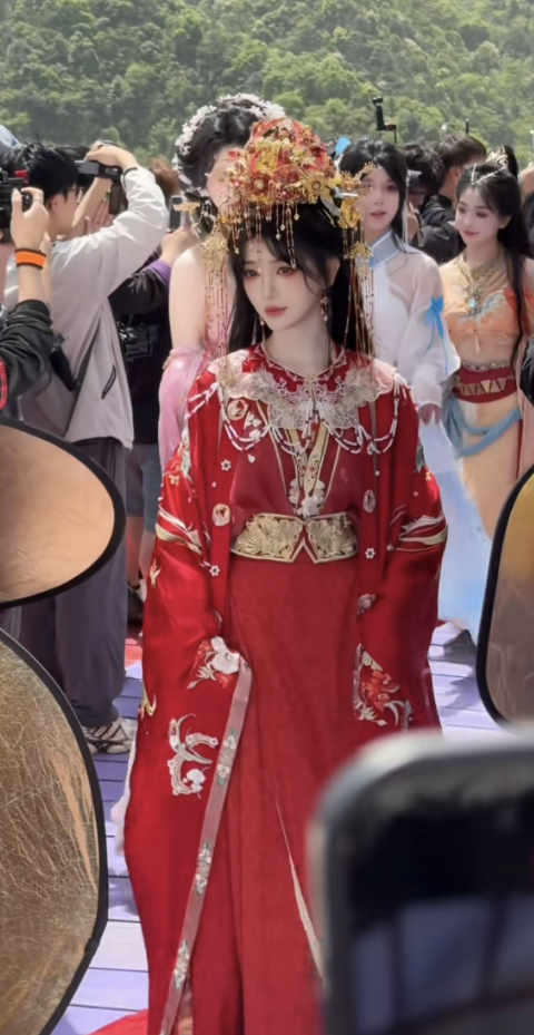 谁懂她走出来的那瞬间跟小说女主似的